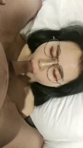 十个女人，九个骚。还有一个戴眼镜在吃鸡
