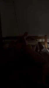 自拍健身房的学妹，操逼不让开灯，只能听男喘