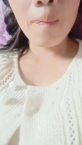 【雨哥91】良家少妇自拍发骚扣逼给我看，粉嫩的骚逼水流不止