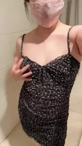 【雨哥91】风韵犹存的骚逼人妻！逼痒难耐躲在厕所插逼止痒水流不止