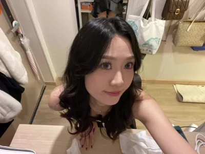 骚逼女友的自拍（找单男）