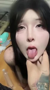 露脸很美的反差母狗，主动要吃我的鸡巴