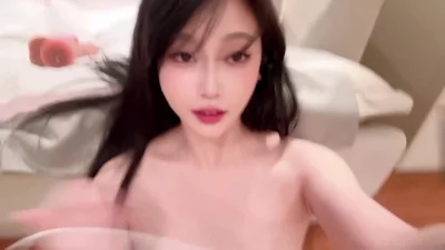 敏感喷水狂清纯大眼御姐各种给自己插的狂喷水，都喷到镜子上了