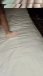 娇妻浓郁的风骚味刺激得单男愈发疯狂