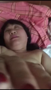 同小区邻居阿姨，熟女家中偷情，在主卧干她