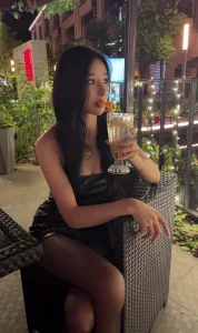 极品女友镜子里的她好美才用力抽插几下就受不了